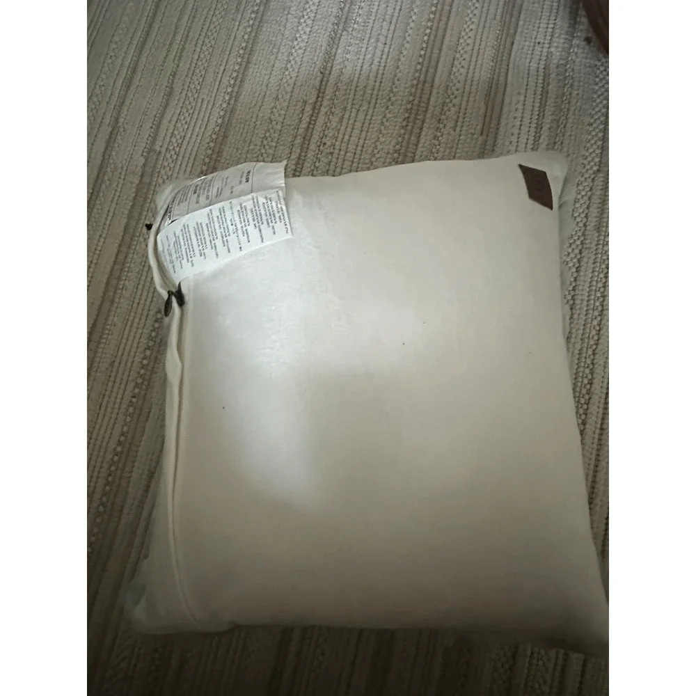 BNWT, Ugg Faux Fur grey/white throw Pillow 20x20
